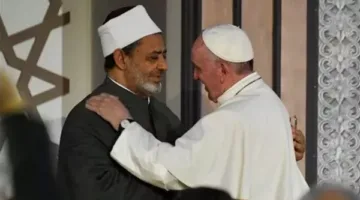 بعد الإعلان عن موعدها.. مصدر يرجح حضور شيخ الأزهر مراسم جنازة بابا الفاتيكان| بث مباشر