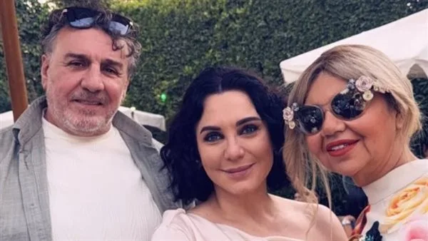 بعد شطبها من نقابة الفنانين بسوريا.. سلاف فواخرجي تحتفل بشم النسيم في مصر رفقة الفنانات بعد شطبها من نقابة الفنانين بسوريا.. سلاف فواخرجي تحتفل بشم النسيم في مصر رفقة الفنانات