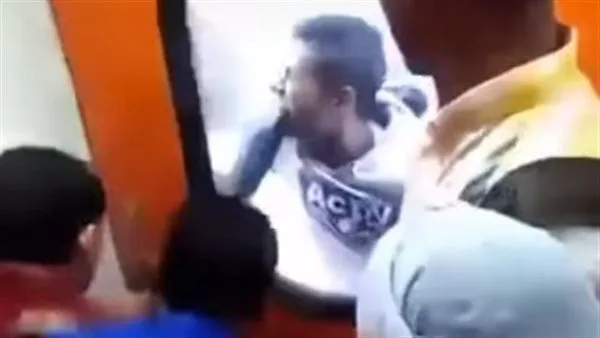 تداول مقطع فيديو لشاب مُعلق بباب قطار.. ومصدر بالسكة الحديد: قديم تداول مقطع فيديو لشاب مُعلق بباب قطار.. ومصدر بالسكة الحديد: قديم