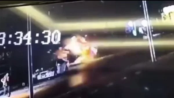 تسبب في إصابة 3 أشخاص.. ضبط سائق اصطدم بعربة وجبات سريعة في حي الزهور ببورسعيد| فيديو تسبب في إصابة 3 أشخاص.. ضبط سائق اصطدم بعربة وجبات سريعة في حي الزهور ببورسعيد| فيديو