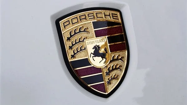 تقارير: بورشه تواجه تحديات بالتوقف عن إنتاج السيارات الكهربائية في الصين