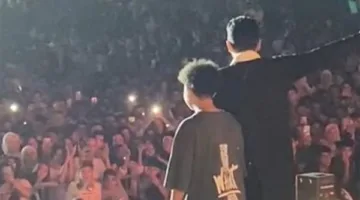 حمادة هلال يصطحب نجله على المسرح خلال حفله بنادي الشمس: عمل دور حلو في المداح ادعوله ربنا يوفقه