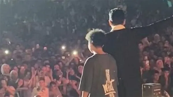 حمادة هلال يصطحب نجله على المسرح خلال حفله بنادي الشمس: عمل دور حلو في المداح ادعوله ربنا يوفقه حمادة هلال يصطحب نجله على المسرح خلال حفله بنادي الشمس: عمل دور حلو في المداح ادعوله ربنا يوفقه