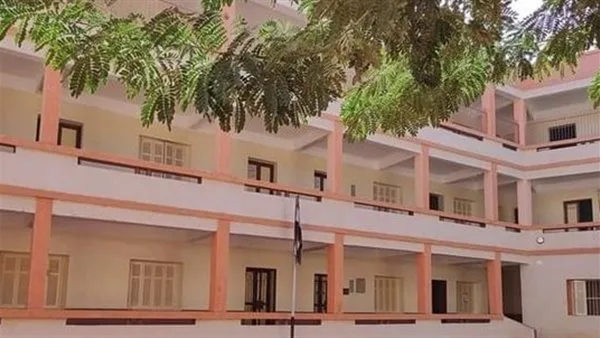 دوار مفاجئ.. سقوط طالبة من طابق علوي داخل مدرسة بالإسكندرية | بث مباشر