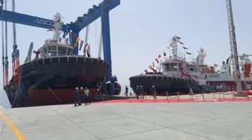 رئيس هيئة قناة السويس يدشن القاطرتين عزم 1و2 في سفاجا | صور