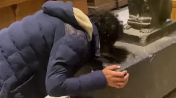 زائر يضع مياهًا على تمثال ويشرب منها بالمتحف المصري.. ومصدر بالسياحة يرد