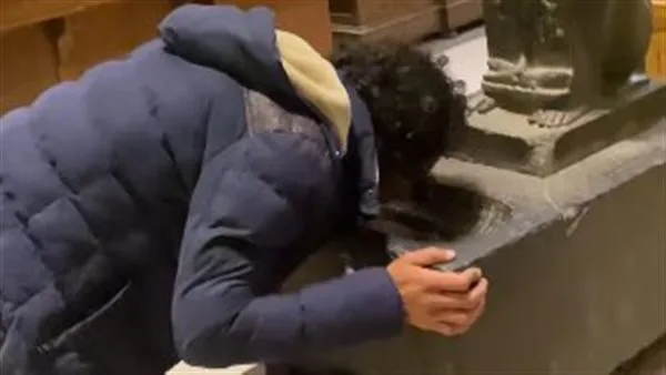 زائر يضع مياهًا على تمثال ويشرب منها بالمتحف المصري.. ومصدر بالسياحة يرد زائر يضع مياهًا على تمثال ويشرب منها بالمتحف المصري.. ومصدر بالسياحة يرد