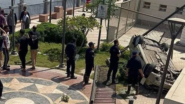 سقوط سيارة ملاكي على الممشى السفلي لكورنيش بني سويف.. وإصابة قائدتها