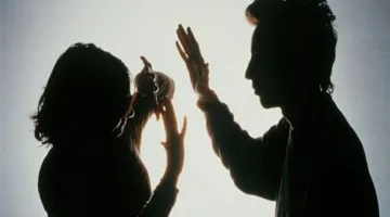 شاب يسكب مادة حارقة على وجه زوجته في حلوان بسبب خلافات مادية