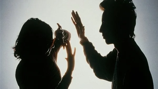 شاب يسكب مادة حارقة على وجه زوجته في حلوان بسبب خلافات مادية