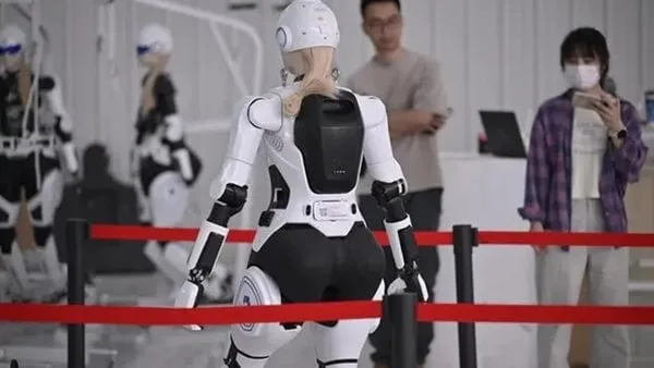 شركة EXEED تكشف عن روبوتات AiMOGA الذكية في معرض شنغهاي للسيارات شركة EXEED تكشف عن روبوتات AiMOGA الذكية في معرض شنغهاي للسيارات