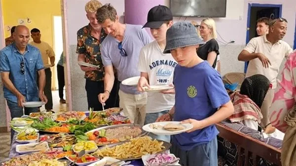 شم النسيم.. وفد ألماني يحتفل بأكل الفسيخ مع أهالي الطود | صور