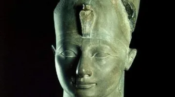 صُنع من مادة الشيست الرمادي.. المتحف المصري بالتحرير يعرض تمثالا للملك تحتمس الثالث | صور