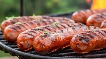 ضارة بالصحة.. سلسلة متاجر بريطانية شهيرة تسحب منتجات النقانق لاحتوائها على بلاستيك