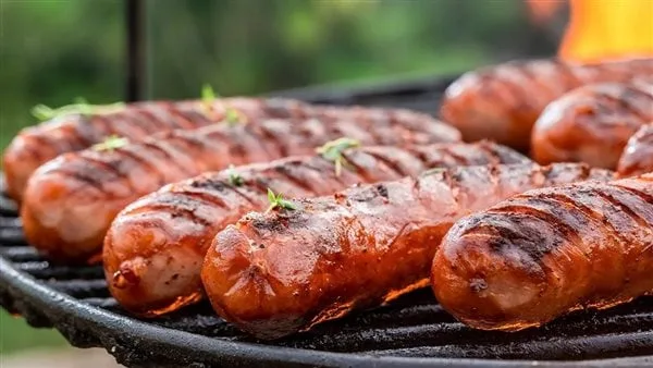 ضارة بالصحة.. سلسلة متاجر بريطانية شهيرة تسحب منتجات النقانق لاحتوائها على بلاستيك