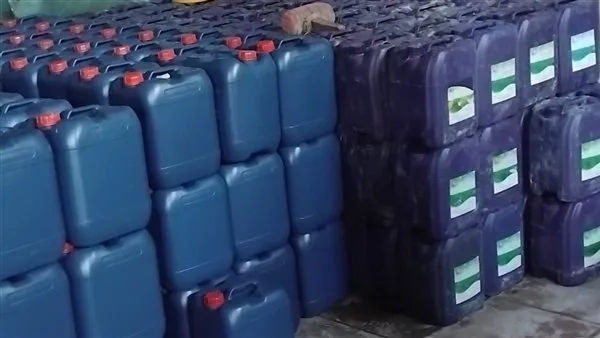 ضبط منشأة مخالفة لإنتاج المخصبات الزراعية بمواد مجهولة المصدر في المنوفية| صور