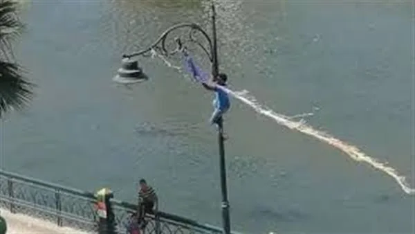 طيارة ورق.. إصابة طالب بصعق كهربائي خلال تسلق عامود إنارة في سوهاج طيارة ورق.. إصابة طالب بصعق كهربائي خلال تسلق عامود إنارة في سوهاج