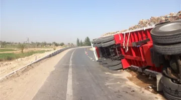 غلق جزئي لطريق البحر الأحمر ـ سوهاج بعد انقلاب تريلا | صور