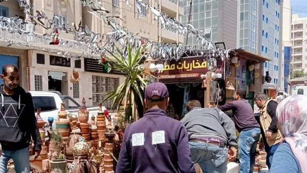 غلق وتشميع كافيهات ومحال مخالفة ومصادرة إشغالات طريق في مرسى مطروح