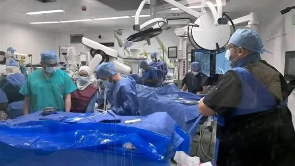 فريق طبي بقصر العيني ينجح في استئصال منظم قلب وكابلاته لحالة عمرها 23 عامًا باستخدام الإيكمو فريق طبي بقصر العيني ينجح في استئصال منظم قلب وكابلاته لحالة عمرها 23 عامًا باستخدام الإيكمو