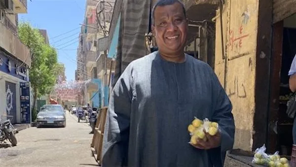 في مبادرة إنسانية.. تاجر ليمون بالأقصر يواجه الغلاء بأكياس صغيرة بـ10 جنيهات في مبادرة إنسانية.. تاجر ليمون بالأقصر يواجه الغلاء بأكياس صغيرة بـ10 جنيهات