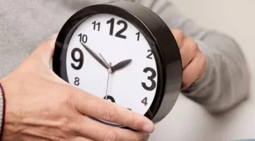 قبل تطبيقه| موعد أذان الفجر بعد العمل بالتوقيت الصيفي.. وطريقة ضبط الساعة على الموبايل