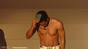 قبّل الباسبور المصري وظهر بالشيشة وقلد السادات.. لقطات من حفل محمد رمضان الثاني في أمريكا | بث مباشر