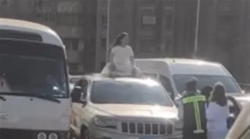 قعدت فوق العربية.. الأمن يفحص فيديو لفتاة عطلت حركة السير أعلى كوبري أكتوبر
