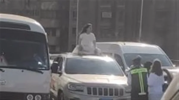 قعدت فوق العربية.. الأمن يفحص فيديو لفتاة عطلت حركة السير أعلى كوبري أكتوبر