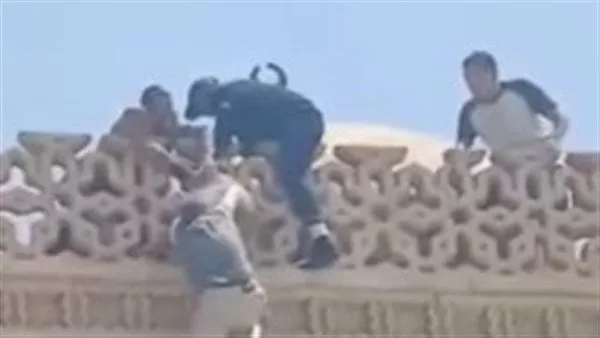 كان بيهدد.. تفاصيل محاولة شاب إلقاء نفسه من أعلى الجامع الأزهر كان بيهدد.. تفاصيل محاولة شاب إلقاء نفسه من أعلى الجامع الأزهر