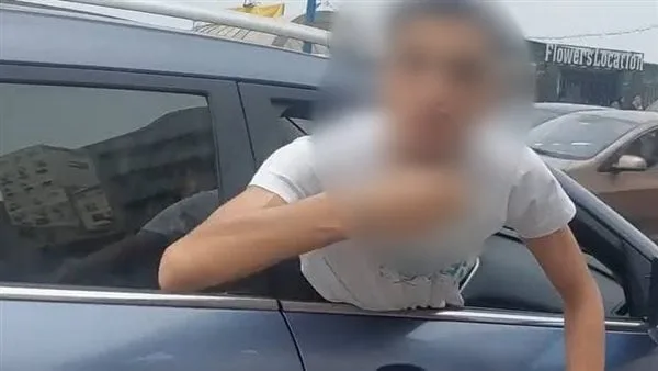كسروا له المرايا.. الأجهزة الأمنية تفحص واقعة إهانة شابين بسيارة ملاكي لسائق ميكروباص بالإسكندرية