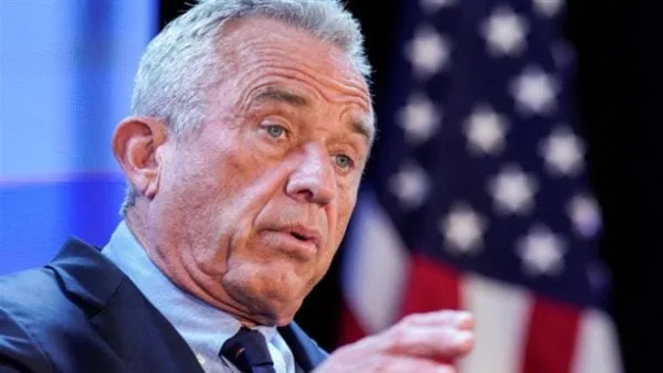 كينيدي يدلي بشهادته أمام مجلس الشيوخ الأمريكي بشأن أداء وزارة الصحة منتصف مايو