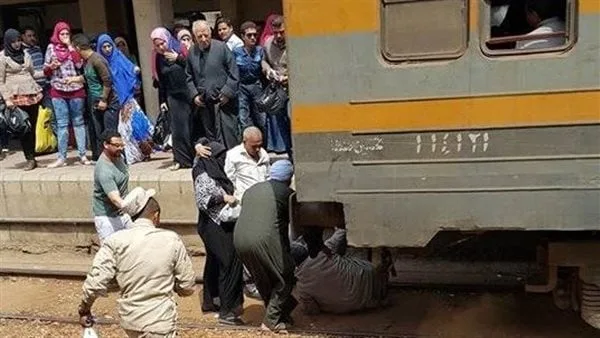 لا يمتلك ثمن التذكرة.. السكة الحديد تفحص واقعة دفع كمسري أحد الركاب خارج القطار