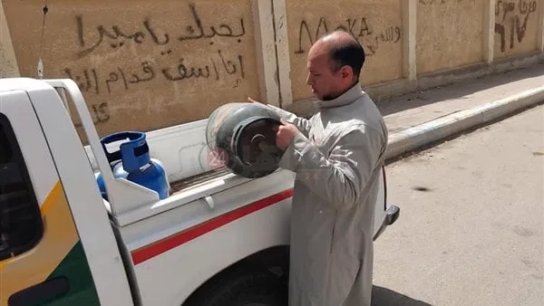 لبس جلابية.. مفتش تموين بالسويس يتنكر وينجح في ضبط مستودع يبيع الأسطوانات بأعلى من سعرها| صور لبس جلابية.. مفتش تموين بالسويس يتنكر وينجح في ضبط مستودع يبيع الأسطوانات بأعلى من سعرها| صور