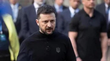 لقاء غير متوقع بقلب الفاتيكان.. ترامب وزيلينسكي يتبادلان المصافحة في وداع البابا