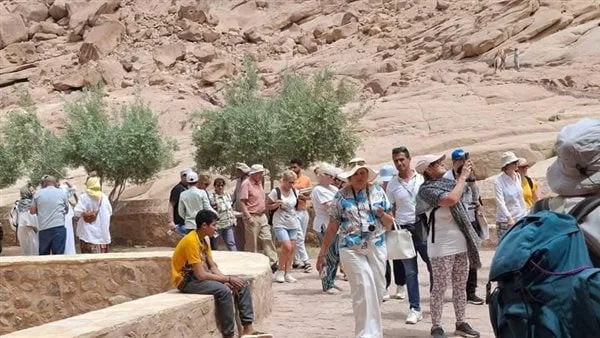 مئات السائحين والزائرين في زيارة للمقدسات الدينية بسانت كاترين مئات السائحين والزائرين في زيارة للمقدسات الدينية بسانت كاترين