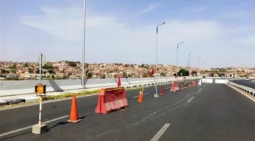 محافظ أسوان يتابع أعمال تركيب فواصل دائمة بمحور بديل خزان أسوان لتحقيق الأمان لمستخدمي الطريق