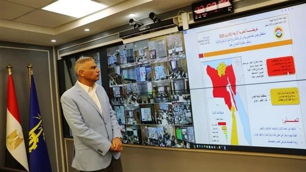 محافظ أسوان يتابع موقف الأحوال الجوية من داخل مركز السيطرة