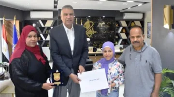 محافظ أسوان يكرم عددا من الطلاب المتميزين في معرض الأنشطة التربوية والطلابية