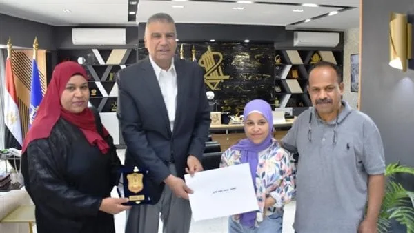 محافظ أسوان يكرم عددا من الطلاب المتميزين في معرض الأنشطة التربوية والطلابية محافظ أسوان يكرم عددا من الطلاب المتميزين في معرض الأنشطة التربوية والطلابية