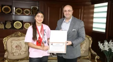 محافظ بني سويف يُهدي شهادة تقدير للاعبة سلاح الشيش للناشئين بالمنتخب لفوزها بميداليات ذهبية وبرونزية