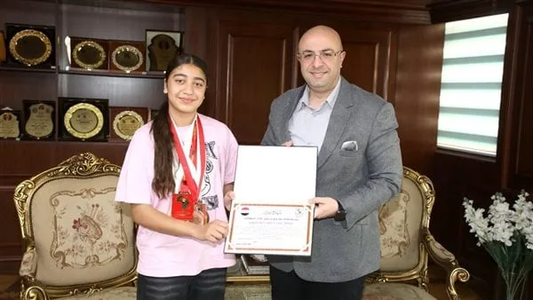 محافظ بني سويف يُهدي شهادة تقدير للاعبة سلاح الشيش للناشئين بالمنتخب لفوزها بميداليات ذهبية وبرونزية