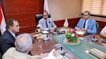 محافظ سوهاج يناقش دعم وتطوير إنتاجية أعلاف الدواجن والثروة الحيوانية وتوفير فرص عمل للشباب