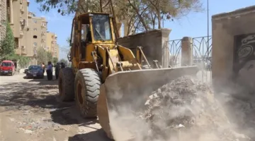 محافظة الجيزة تشن حملات نظافة مكبرة بالبوابة الثانية القديمة في حدائق الأهرام