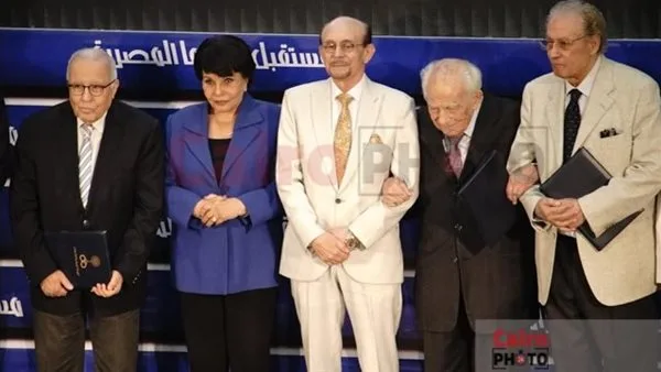 محمد صبحي: نظام الورش أهدر كرامة الريادة المصرية في الدراما.. والفنان مش بيتسعر زي البنزين | بث مباشر