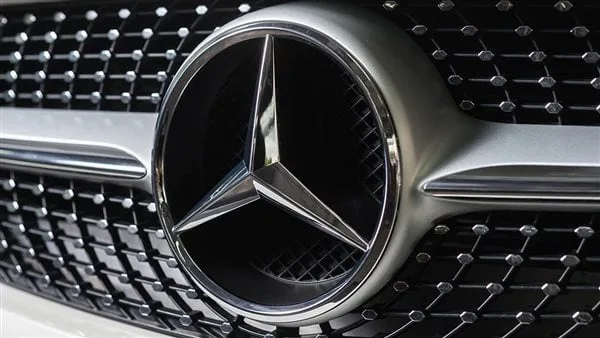 مرسيدس تسحب توقعاتها للأرباح بسبب تعريفات ترامب
