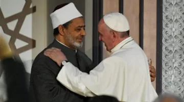 مصدر بالأزهر يرجح مشاركة الإمام الطيب في جنازة البابا فرنسيس بابا الفاتيكان