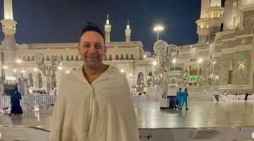 مصطفى قمر يؤدي مناسك العمرة ويعلق: اللهم زد هذا البيت تعظيمًا وإجلالًا |صور