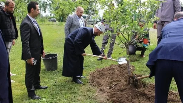 وزير الأوقاف يغرس الشجرة المصرية في محيط الجمعية الإسلامية والنصب التذكاري للشهداء بكرواتيا وزير الأوقاف يغرس الشجرة المصرية في محيط الجمعية الإسلامية والنصب التذكاري للشهداء بكرواتيا