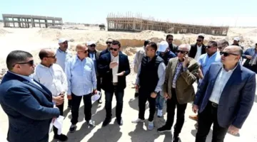 وزير الإسكان يتفقد أعمال رفع كفاءة طريق الازدواج وإنشاء سور منطقة الشانزلزيه وتطوير المداخل بمركز مارينا العلمين